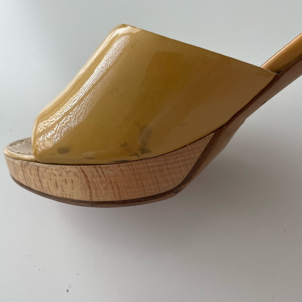 CHANEL DIRTY YELLOW PATENT LEATHER HEEL SLIDES US 9 - Picture 6 of 16